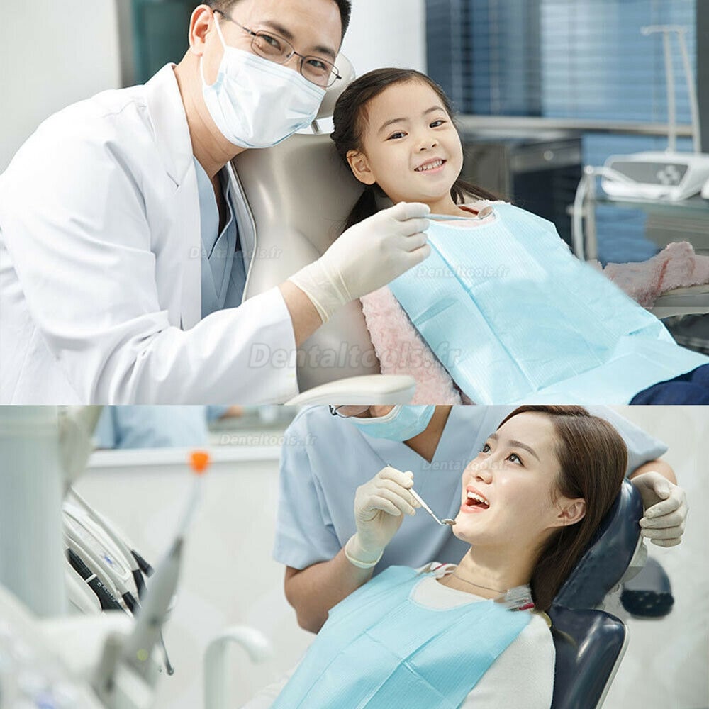 Femme En Dentisterie Porte Un Bavoir Dentaire Pour Le Patient Bavoir De  Serviette Jetable Protège Le Diagnostic Des Vêtements, Le Remplissage, Les  Procédures Dentaires La Femme Le Tient Avec Les Doigts Avec